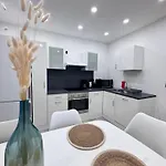 Modernes Haus Mit Garten & Privatparkplatz בית נופש