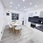 Modernes Haus Mit Garten & Privatparkplatz בית נופש *