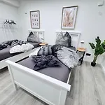 Modernes Haus Mit Garten & Privatparkplatz בית נופש *