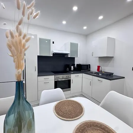 Modernes Haus Mit Garten & Privatparkplatz 別荘