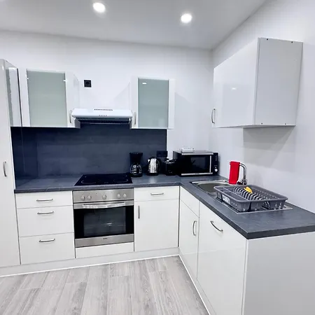 בית נופש Modernes Haus Mit Garten & Privatparkplatz גלזנקירכן