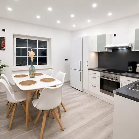 Modernes Haus Mit Garten & Privatparkplatz *
